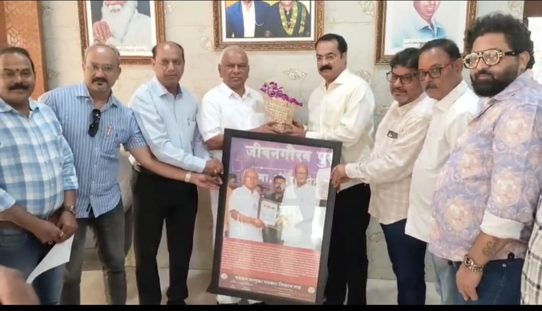 लोकनेते रामशेठ ठाकूर यांचा सत्कार करताना पनवेल तालुका पत्रकार विकास मंचाचे पदाधिकारी